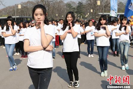 女生地铁帮占座被扇巴掌当场崩溃